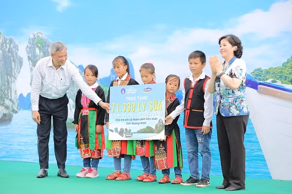 Bà Mai Kiều Liên - Thành viên Hội đồng Quản trị, Tổng Giám đốc Công ty Vinamilk trao tặng bảng tượng trưng 71.330 ly sữa, tương đương 500 triệu đồng cho các em học sinh nghèo vượt khó tỉnh Quảng Ninh. 