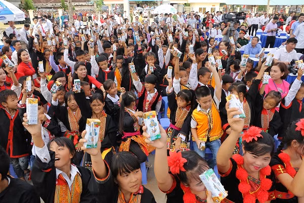Niềm vui uống sữa của các em học sinh trường Tiểu học & THCS Đồng Sơn.