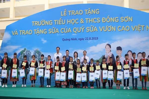 Bà Nguyễn Thị Kim Ngân - Uỷ viên Bộ chính trị, Chủ tịch Quốc hội nước Cộng hoà XHCN Việt Nam và các đại biểu trao tặng học bổng và sữa cho các em học sinh có hoàn cảnh khó khăn vươn lên trong học tập.