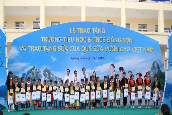 Ông Nguyễn Hạnh Phúc – Ủy viên Chấp hành Trung ương Đảng, Chủ nhiệm Văn phòng Quốc Hội cùng các đại biểu trao học bổng và sữa cho các em học sinh có thành tích xuất sắc.