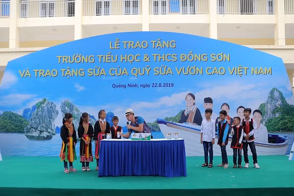 Nghệ sĩ Xuân Bắc, đại sứ chương trình Quỹ sữa Vươn cao Việt Nam giao lưu cùng các em học sinh tại chương trình.