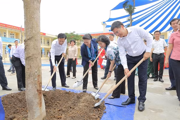 Bà Nguyễn Thị Kim Ngân - Uỷ viên Bộ chính trị, Chủ tịch Quốc hội nước Cộng hoà XHCN Việt Nam và các đại biểu trồng cây lưu niệm cho ngôi trường mới.