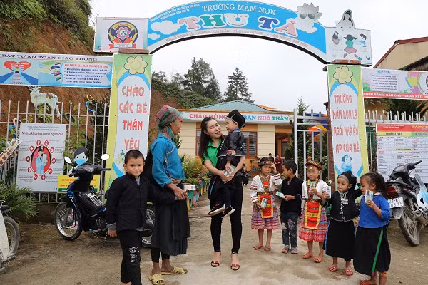 Niềm vui của các cô giáo, phụ huynh và học sinh trường mầm non Thu Tà, huyện Xín Mần, Hà Giang trong ngày Quỹ sữa “Vươn cao Việt Nam” và Vinamilk đến điểm trường.