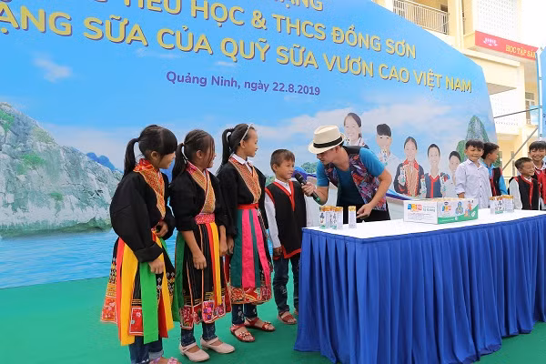 Lễ trao tặng trường tiểu học & THCS Đồng Sơn và 71.330 ly sữa cho trẻ em tỉnh Quảng Ninh ảnh 20