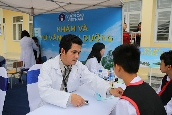 Lễ trao tặng trường tiểu học & THCS Đồng Sơn và 71.330 ly sữa cho trẻ em tỉnh Quảng Ninh ảnh 16