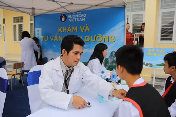 Lễ trao tặng trường tiểu học & THCS Đồng Sơn và 71.330 ly sữa cho trẻ em tỉnh Quảng Ninh ảnh 16