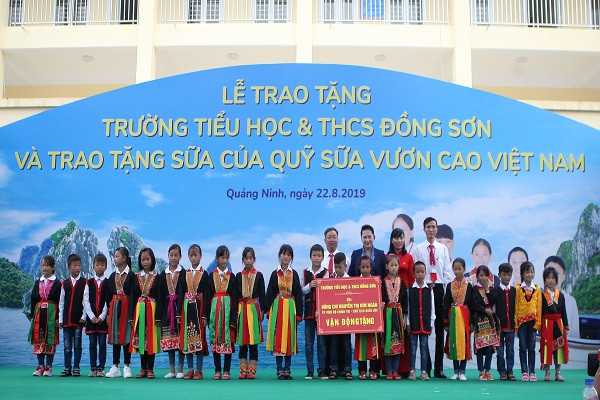 Lễ trao tặng trường tiểu học & THCS Đồng Sơn và 71.330 ly sữa cho trẻ em tỉnh Quảng Ninh ảnh 2