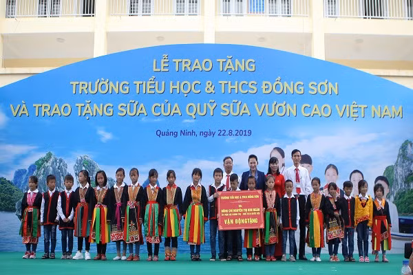 Lễ trao tặng trường tiểu học & THCS Đồng Sơn và 71.330 ly sữa cho trẻ em tỉnh Quảng Ninh ảnh 2