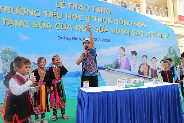 Lễ trao tặng trường tiểu học & THCS Đồng Sơn và 71.330 ly sữa cho trẻ em tỉnh Quảng Ninh ảnh 21