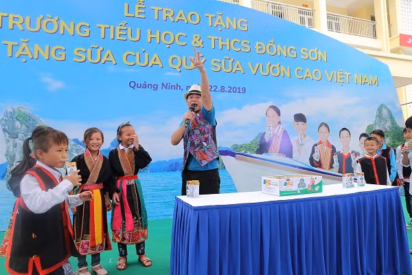 Lễ trao tặng trường tiểu học & THCS Đồng Sơn và 71.330 ly sữa cho trẻ em tỉnh Quảng Ninh ảnh 21