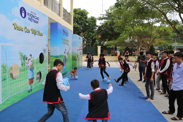 Lễ trao tặng trường tiểu học & THCS Đồng Sơn và 71.330 ly sữa cho trẻ em tỉnh Quảng Ninh ảnh 18