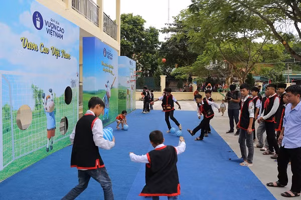 Lễ trao tặng trường tiểu học & THCS Đồng Sơn và 71.330 ly sữa cho trẻ em tỉnh Quảng Ninh ảnh 18