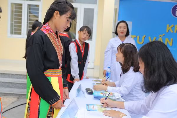 Lễ trao tặng trường tiểu học & THCS Đồng Sơn và 71.330 ly sữa cho trẻ em tỉnh Quảng Ninh ảnh 15