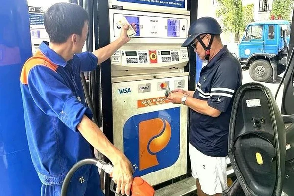 Giá xăng giảm gần 4.000 đồng/lít 