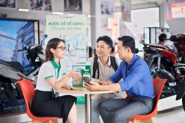 Phụ huynh tham khảo các giải pháp tài chính. 