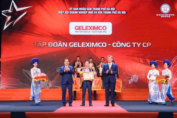 Đại diện Tập đoàn Geleximco nhận bằng khen của UBND TP Hà Nội.