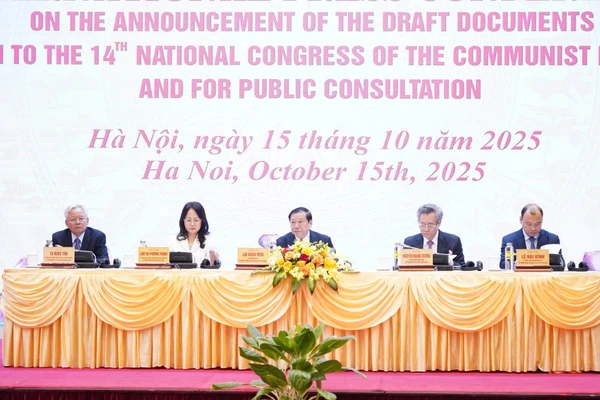 Các đại biểu tham dự chủ trì họp báo
