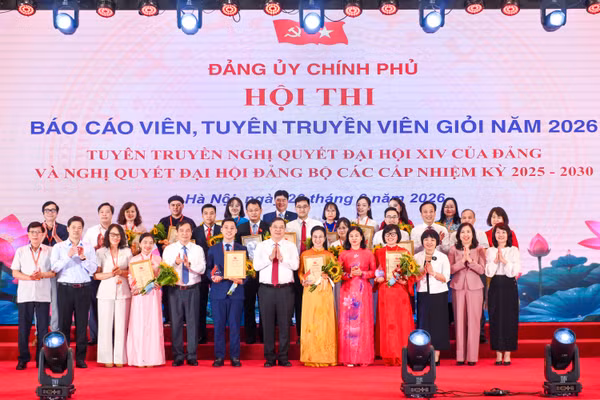 Uỷ viên Bộ Chính trị, Phó Bí thư Thường trực Đảng uỷ Chính phủ, Phó Thủ tướng Thường trực Chính phủ Phạm Gia Túc cùng các thí sinh tham gia cuộc thi.