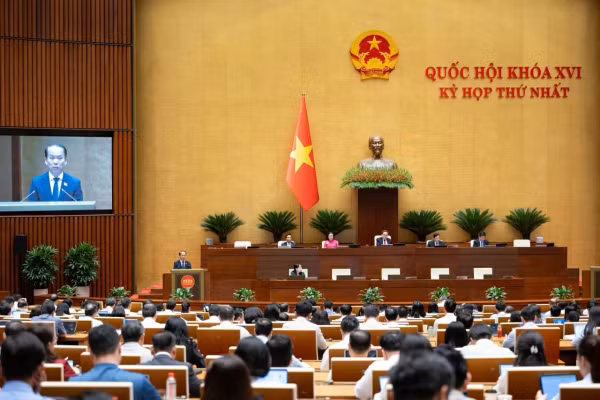 Chiều 23/4, tiếp tục Kỳ họp thứ Nhất, Quốc hội khóa XVI biểu quyết thông qua Luật Tiếp cận thông tin (sửa đổi)