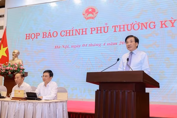 Bộ trưởng, Chủ nhiệm Văn phòng Chính phủ Trần Văn Sơn, Người phát ngôn của Chính phủ phát biểu.