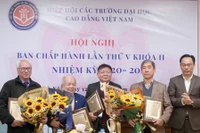 Thứ trưởng Hoàng Minh Sơn tri ân cho các cá nhân (tham dự trực tiếp hội nghị) có nhiều đóng góp trong 10 năm thành lập Hiệp hội.