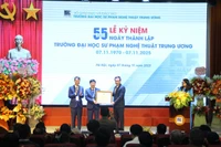 Ông Triệu Thế Hùng – Phó Chủ nhiệm Ủy ban Văn hóa, Xã hội của Quốc hội trao Bằng khen của Bộ trưởng Bộ GD&ĐT cho Trường ĐH Sư phạm Nghệ thuật Trung ương.