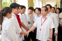 Bộ trưởng Nguyễn Kim Sơn động viên thí sinh tại điểm thi Trường THPT Hai Bà Trưng (Vĩnh Phúc).