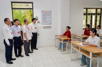 Bộ trưởng Nguyễn Kim Sơn và đoàn công tác kiểm tra phòng thi tại điểm thi Trường THPT Hai Bà Trưng (Vĩnh Phúc)