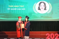 Thái Anh Thư được GS.TS Nguyễn Quốc Huy – Giám đốc Học viện Y – Dược học cổ truyền Việt Nam trao bằng tốt nghiệp.