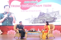 Trung tướng, Anh hùng lực lượng vũ trang Nhân dân Phạm Tuân giao lưu với Trường Đại học Kinh doanh và Công nghệ Hà Nội.