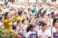 Cô - trò Trường tiểu học Vĩnh Tuy (Hai Bà Trưng, Hà Nội).