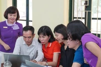 Bà Lưu Thị Lập - Hiệu trưởng Trường THPT Quang Trung - Đống Đa (Hà Nội) và các giáo viên trong buổi tập huấn "Ứng dụng trí tuệ nhân tạo và thiết bị công nghệ để thực hiện chương trình giáo dục phổ thông 2018".