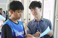 Thí sinh được giám thị hướng dẫn nhiệt tình trước khi vào phòng thi.