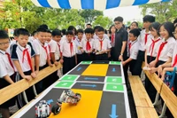 Học sinh hào hứng tham gia Ngày hội STEM–AI–Robotics tại Trường THCS Trần Phú (Lĩnh Nam, Hà Nội).