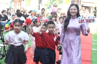 Cô - trò Trường tiểu học Vĩnh Tuy (Vĩnh Hưng, Hà Nội).