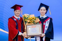  PGS.TS Phạm Văn Thuần – Giám đốc Học viện Quản lý giáo dục tặng Giấy khen cho tân cử nhân Phạm Văn Tuấn.