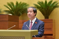 Bộ trưởng Nguyễn Kim Sơn thừa uỷ quyền của Thủ tướng Chính phủ trình bày Tờ trình dự thảo Nghị quyết của Quốc hội về phổ cập giáo dục mầm non cho trẻ em mẫu giáo từ 3 đến 5 tuổi. 