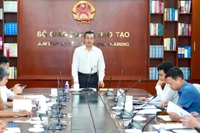 Thứ trưởng Bộ GD&ĐT Nguyễn Văn Phúc phát biểu tại buổi làm việc.