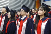 Sinh viên Học viện Y - Dược học Việt Nam trong ngày tốt nghiệp.