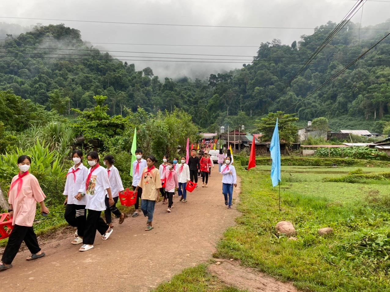 Thời tiết thuận lợi nên học sinh vùng cao tại Điện Biên nô nức tựu trường từ rất sớm.