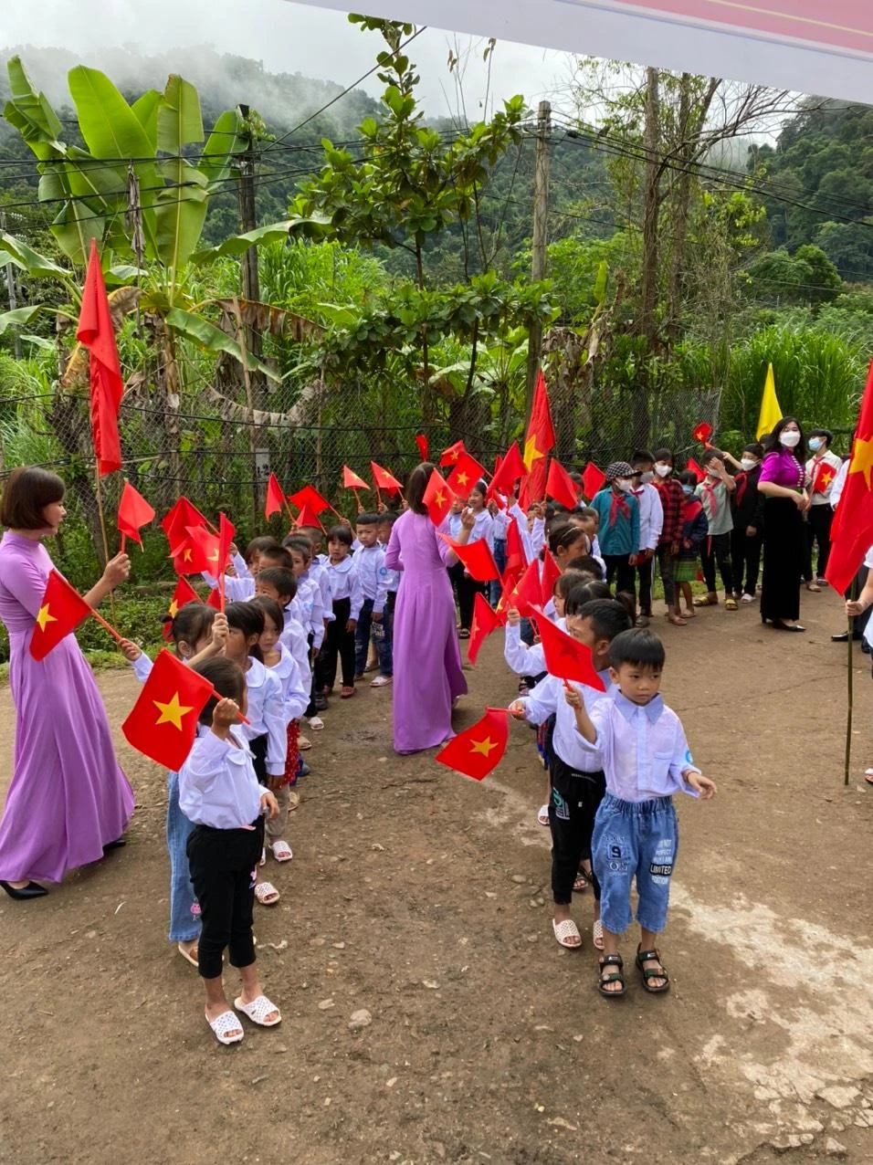 Đón học sinh đầu cấp tại Trường PTDTBT Tiểu học Chung Chải, huyện Mường Nhé.