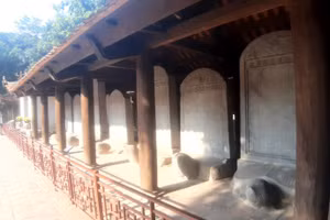 Khoa Bính Dần (1746), Đào Vũ Thường tham gia ứng thí đỗ Đệ tam giáp Tiến sĩ xuất thân, được vua ban mũ áo, cờ biển, khắc tên trên văn bia. Ảnh: Trần Siêu