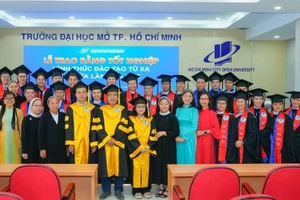 Tinh thần học tập suốt đời của các tân cử nhân ngành Công tác xã hội trong buổi Lễ trao bằng tốt nghiệp tại Trường Đại học Mở TP Hồ Chí Minh. Ảnh: Trường Đại học Mở TP HCM
