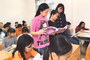 Cô Phạm Thị Thanh Hà hướng dẫn học trò trong giờ học. Ảnh: NVCC