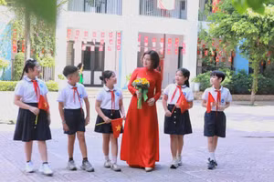 Cô trò Trường Tiểu học Lý Thường Kiệt (phường Văn Miếu - Quốc Tử Giám, Hà Nội). Ảnh: Đình Tuệ