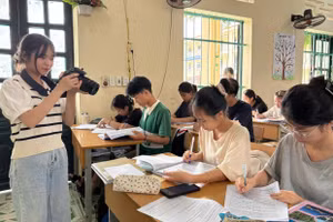 Em Lường Ngọc Linh - thành viên Câu lạc bộ Truyền thông Trường PTDTNT tỉnh Điện Biên chụp ảnh học sinh ôn thi tốt nghiệp THPT để làm tin bài. Ảnh: Minh Đức