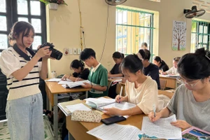 Em Lường Ngọc Linh - thành viên Câu lạc bộ Truyền thông Trường PTDTNT tỉnh Điện Biên chụp ảnh học sinh ôn thi tốt nghiệp THPT để làm tin bài. Ảnh: Minh Đức