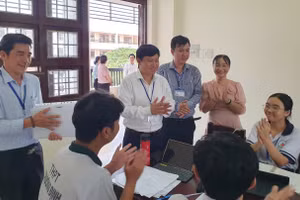 Lãnh đạo Sở GD&ĐT tỉnh Đồng Tháp thăm đội tuyển học sinh giỏi. Ảnh: Q. Ngữ