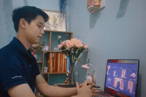 Trung úy Đỗ Văn Linh giảng dạy cho hàng nghìn học sinh trên cả nước. Ảnh: NCCC