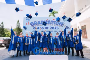 Các tân cử nhân nhận bằng tốt nghiệp của Trường Quản trị và Kinh doanh (Đại học Quốc gia Hà Nội). Ảnh: NTCC